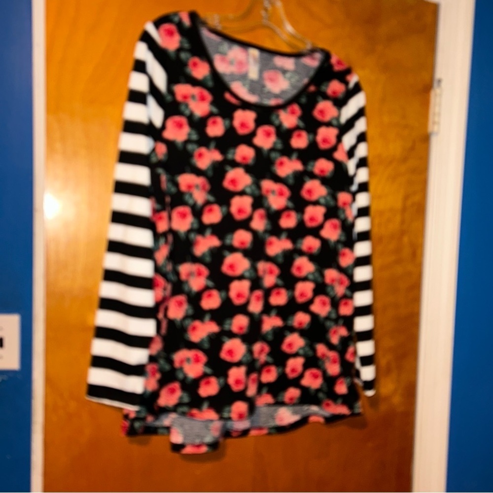 LuLaRoe Lynnae PINK ROSES & BLACK & WHITE STRIPED Long Sleeve Top FLORAL Large